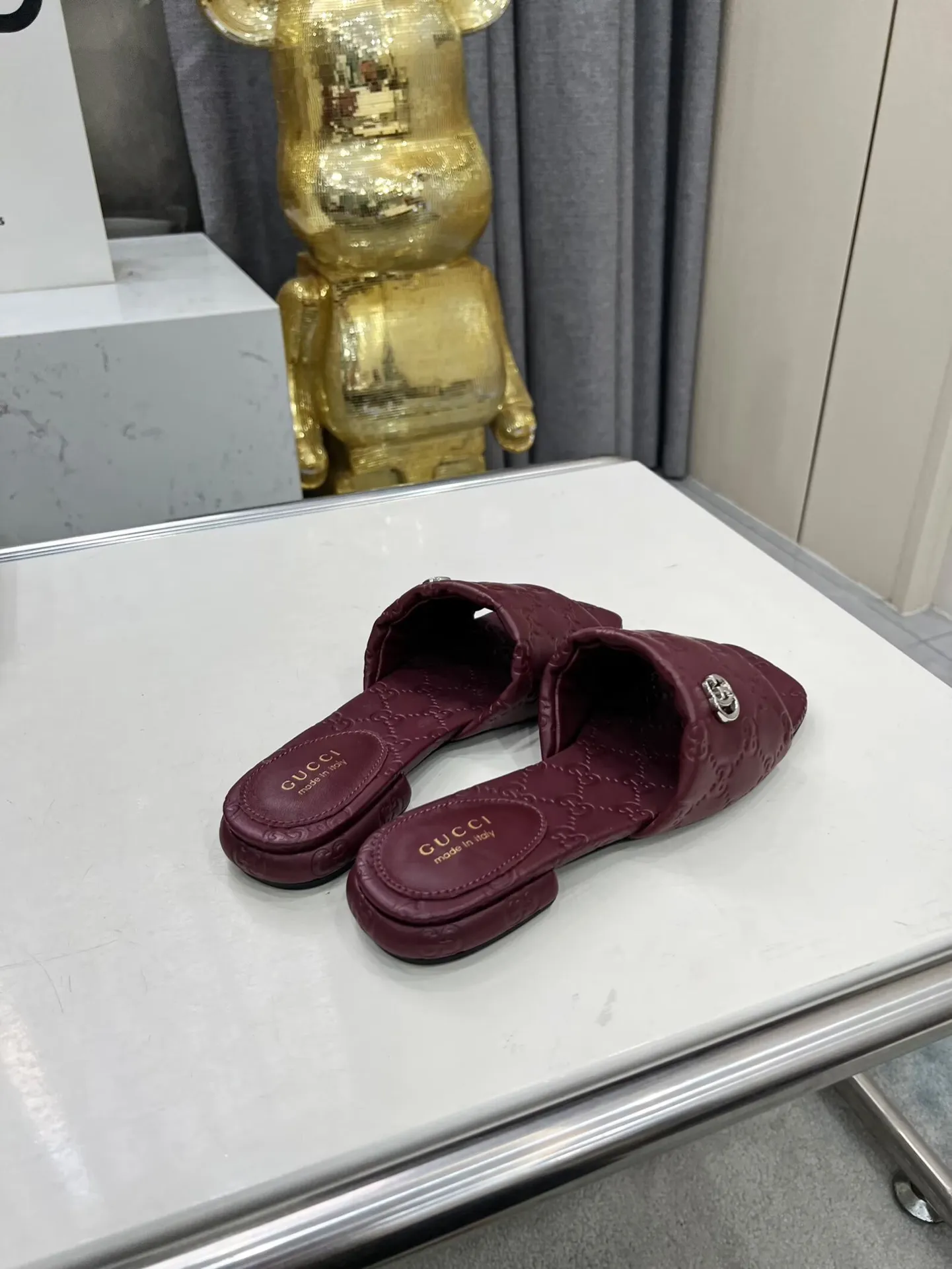 👟👟Ex-factory price 440👟👟 Women's Shoes Women's Clothing Gucci Double G slippers, a fashionable, high-end and full of personality✅ Very stable, comfortable and durable for daily use, convenient and unique for daily matching, a must-have classic for summer, the upper is made of GUCCI 3D embossed, genuine leather outsole Fabric: cowhide Lining/foot pads: sheepskin Color: black, white, brown, burgundy Code number: 35-42 (41 and 42 need to be customized) Packaging: Comes with cloth bag and card.